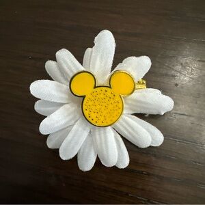 White And Yellow Disney Parks Minnie Mouse Flower Flair Pin Lapel